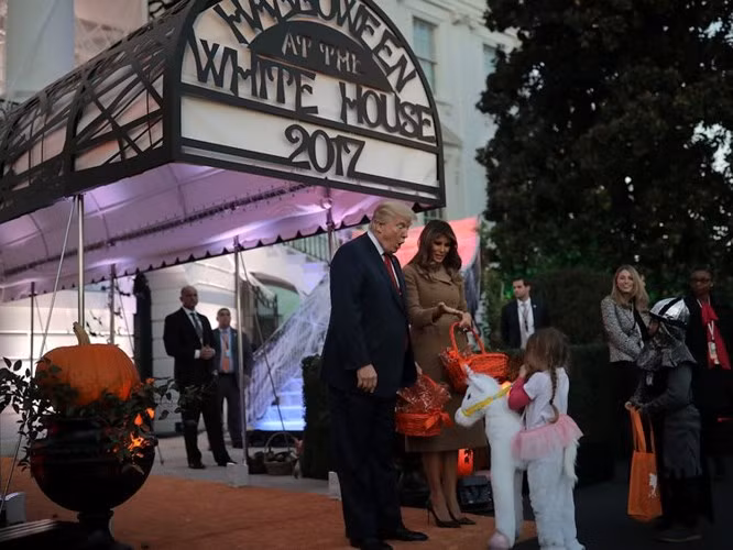 Tổng thống Mỹ Donald Trump và Đệ nhất phu nhân Melania Trump phát kẹo cho những đứa trẻ tại Bãi cỏ phía Nam ở Nhà Trắng năm 2017.