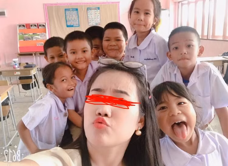 Cô giáo này tên là Bowen Charoencharoen.