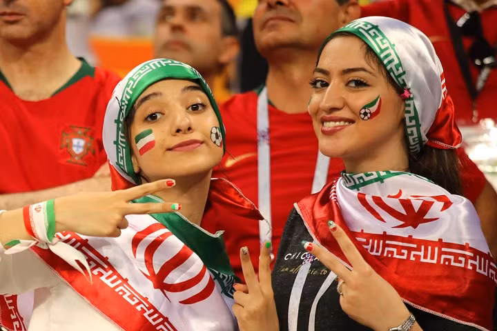 Hai nữ cổ động viên xinh đẹp, trẻ trung của đội tuyển Iran. Ảnh: Getty.