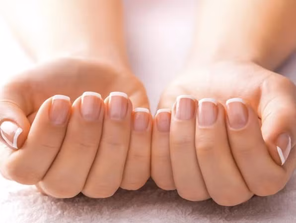 Móng tay dễ gãy có thể là dấu hiệu của tuyến giáp hoạt động kém.
