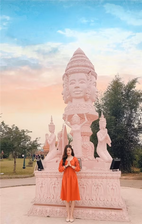Lối kiến trúc ở đây khá tương đồng với các ngôi chùa tại Thái. (Ảnh: Nguyễn Thị Hoài)
