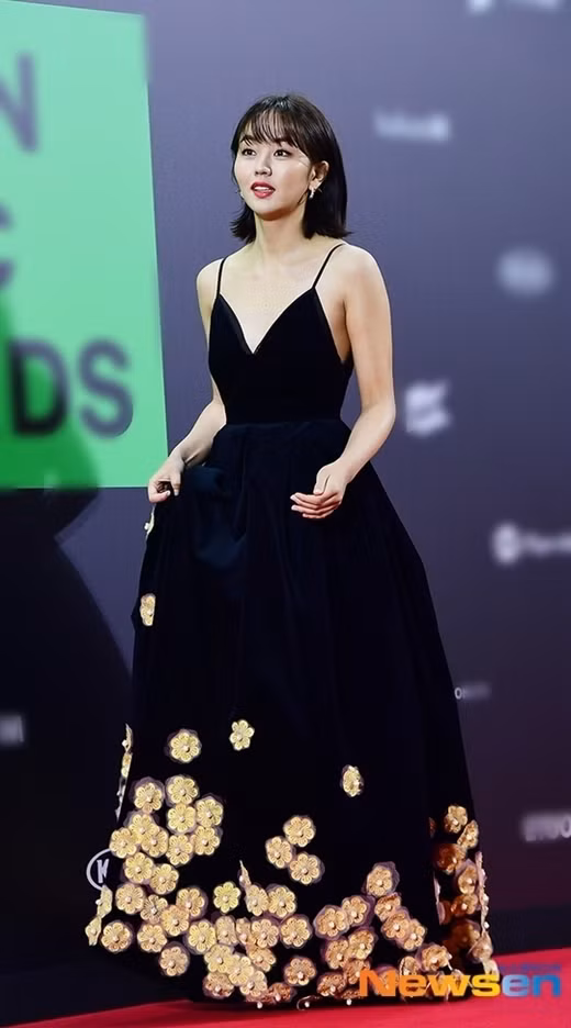 Nữ diễn viên Kim So Hyun khiến mọi ánh mắt đổ dồn về cô nàng khi diện bộ đầm hai dây khoe làn da trắng mịn.