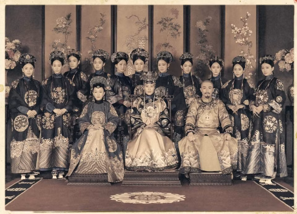 Thái hậu, Càn Long, Hoàng hậu và các phi tần. Đây là tạo hình khi Như Ý đã lên ngôi Hoàng hậu.