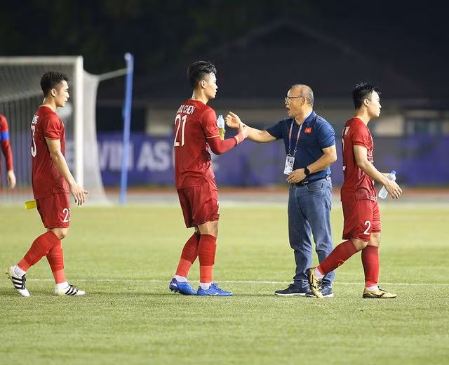 Vị chiến lược gia người Hàn Quốc bắt tay tất cả cầu thủ.