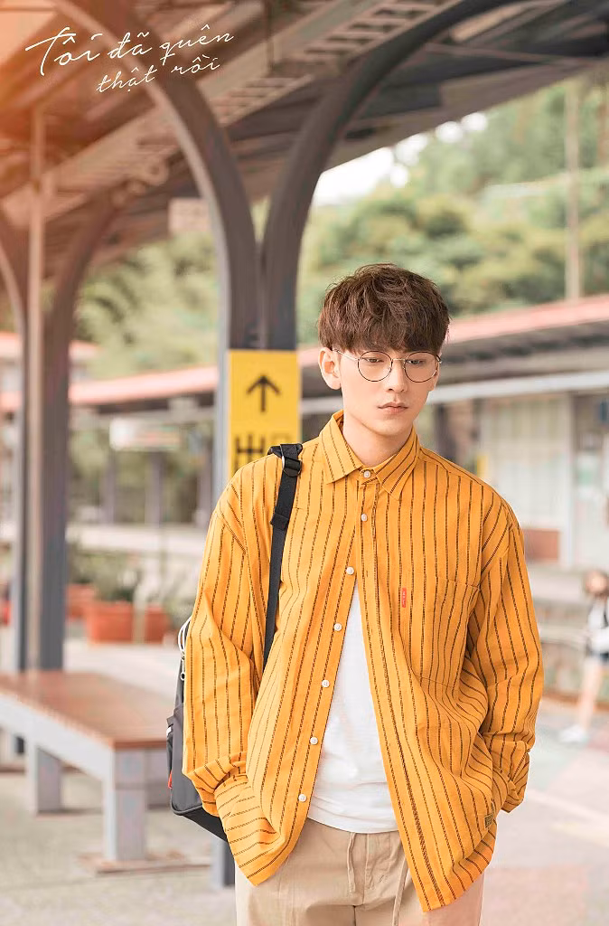 Những ai theo dõi âm nhạc của chàng Xái chắc sẽ nhớ ngay tới hình ảnh “ông chú” trong MV Tôi đã quên thật rồi. Có lẽ đây là khoảnh khắc mà Isaac thích nhất nên anh đã lựa chọn vào album dấu ấn phong cách của mình. Một chút thư sinh, mái tóc xoăn lãng tử và cặp kính kiểu Hàn Quốc, khiến Isaac trở nên khác biệt.