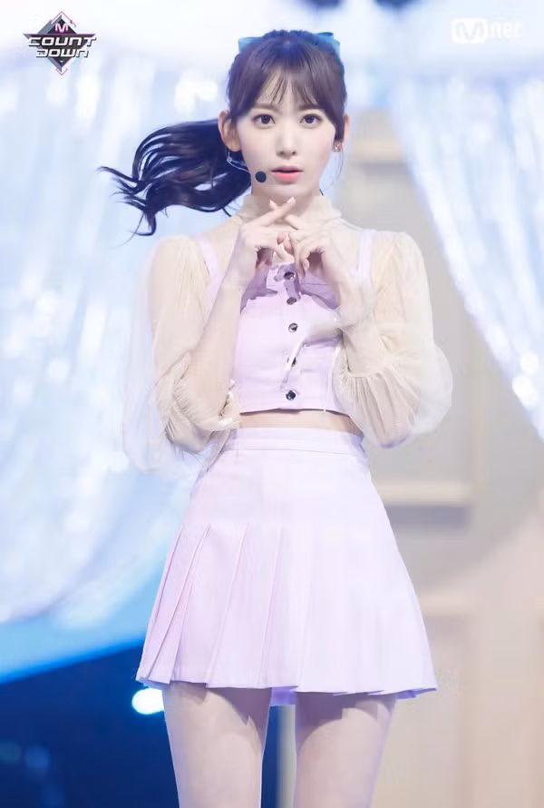 Ai cũng ngạc nhiên khi Sakura (IZ*ONE) lại đượcbình chọn là cô gái buộc tóc đuôi ngựa đẹp nhất. Sakura chỉ cần để mái thưa, buộc tóc cao lên là khoe trọn vẻ đẹp thanh tú của mình rồi.