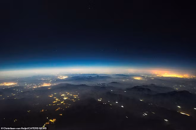 Đây là một số hình ảnh anh chụp cho tạp chí Mail Online Travel trong suốt 8 năm qua. Một số bức khiến người xem không khỏi thảng thốt vì sự kỳ ảo của nó. Trong hình là bầu trởi đêm tại Iran.