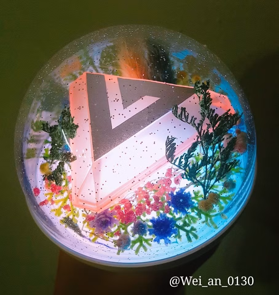 Nếu bạn khéo tay, lại thích hoa cỏ thì lightstick chính là nơi để bạn thỏa sức sáng tạo. Biết đâu bạn còn được idol để ý khen ngợi nhờ tác phẩm của mình ấy chứ.