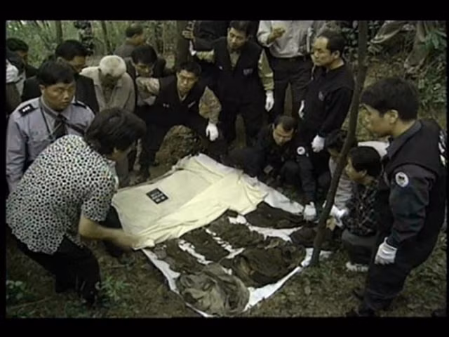 Thi thể các em được tìm thấy vào năm 2002.