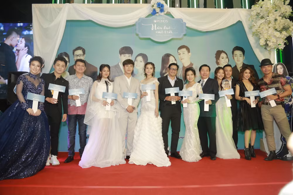 Buổi công chiếu được dàn dựng thành một đám cưới tập thể, 1 cái kết đẹp cho bộ phim.