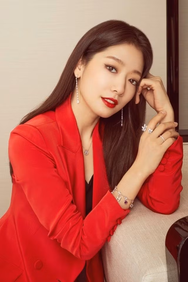 Xuất thân là diễn viên nhí, cô bé mũm mĩm Park Shin Hye ngày nào nay đã trở thành một phụ nữ trưởng thành đầy xinh đẹp. Park Shin Hye thực sự ngày càng đằm thắm, mặn mà, ngay cả khi có lỡ tăng cân chút xíu vẫn cứ thu hút vô cùng.