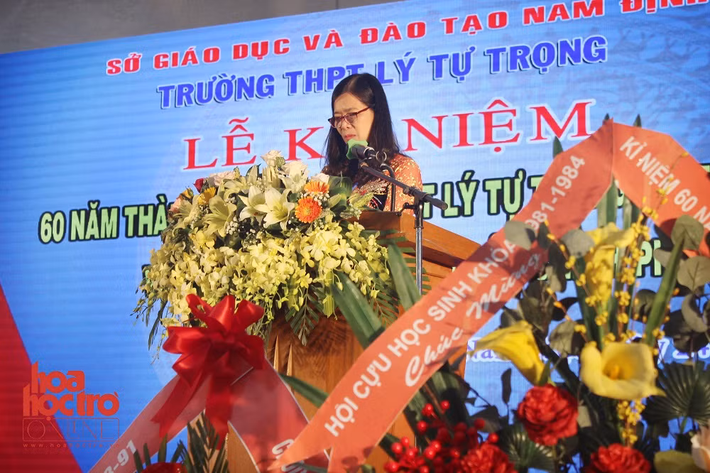 Cô Nguyễn Thị Bích Thủy - Hiệu trưởng trường THPT Lý Tự Trọng phát biểu khai mạc buổi lễ. Ảnh: Linh Phương