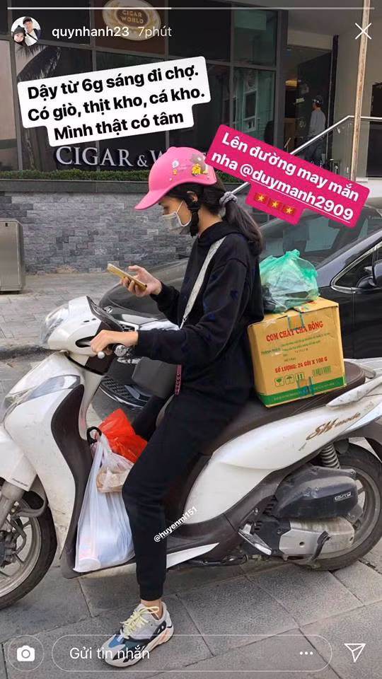 Quỳnh Anh đi chợ sớm chuẩn bị đồ ăn cho bạn trai.