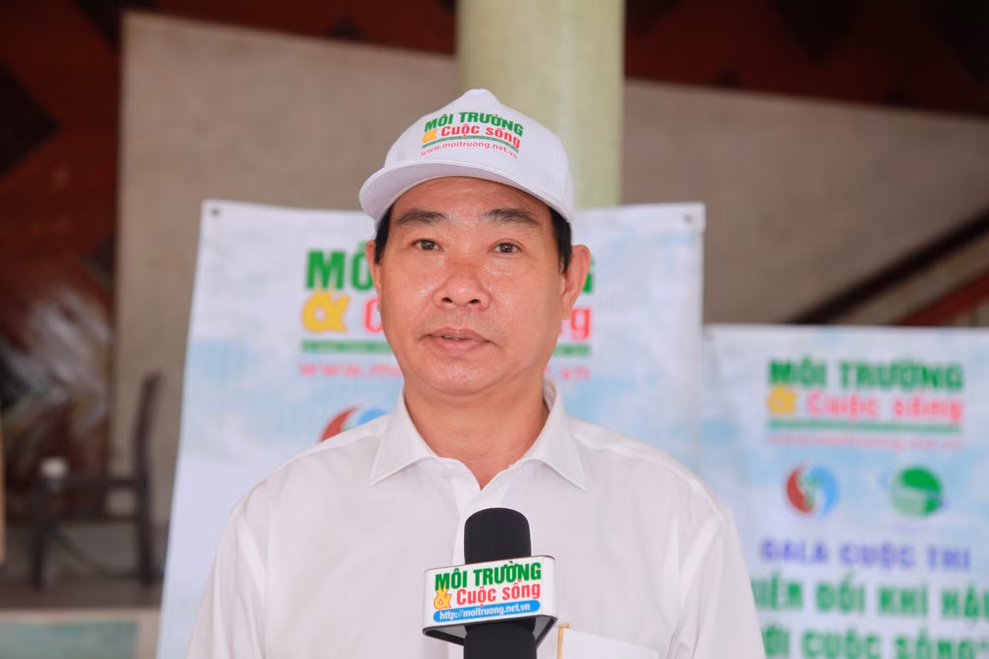 Ông Nguyễn Thanh Hòa cũng tham gia chương trình "Ngày đi bộ vì môi trường" với các bạn sinh viên.
