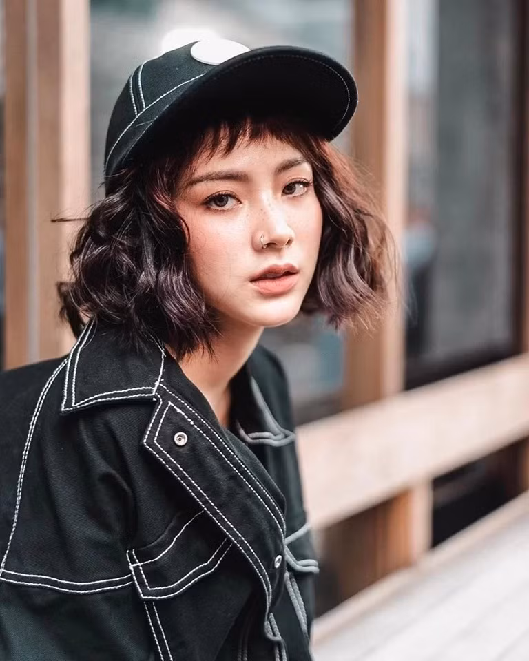 Tông son cam đất có thể khiến nhiều cô gái trông nhợt nhạt, thiếu sức sống, nhưng với Baifern, cô trở nên đầy trẻ trung, cá tính.