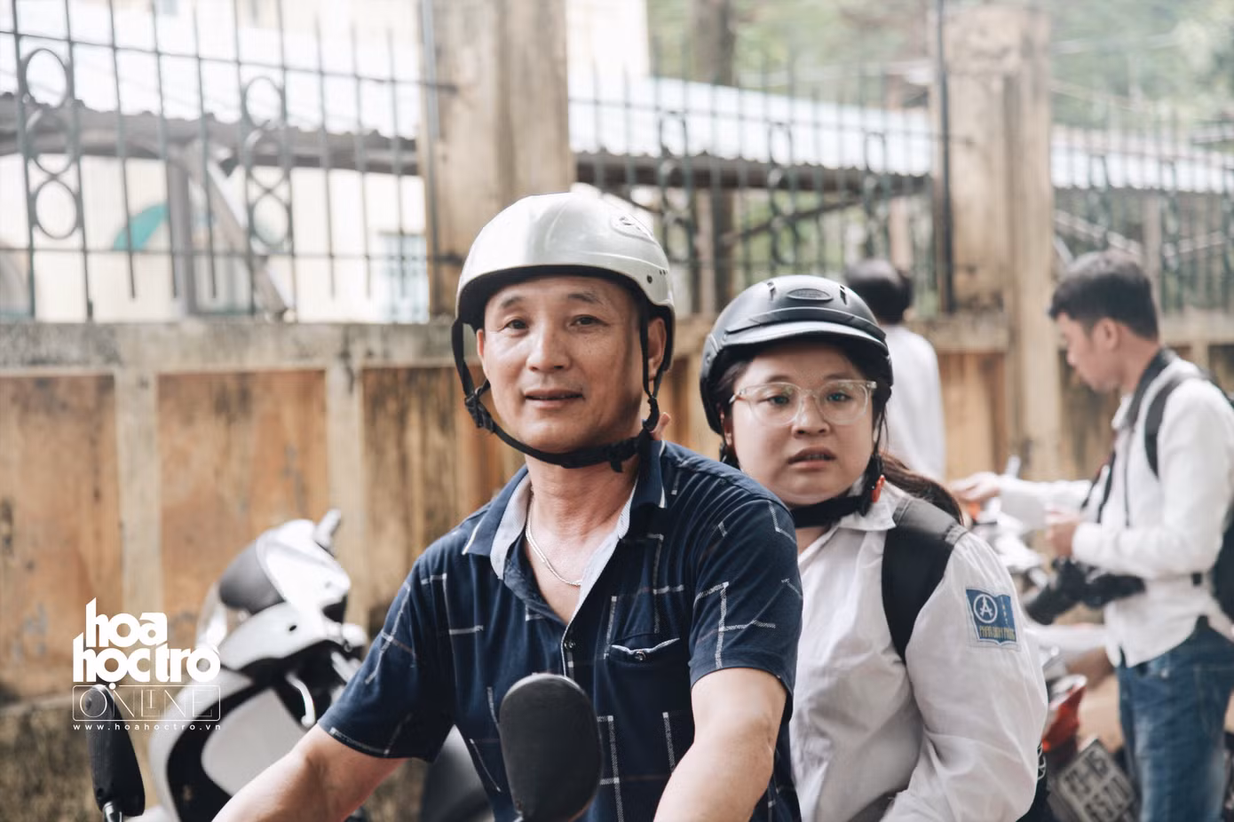 Những hình ảnh xúc động trong mùa thi: “Con cứ yên tâm, có cha mẹ ở đây rồi!” ảnh 12 Những hình ảnh xúc động trong mùa thi: “Con cứ yên tâm, có cha mẹ ở đây rồi!” ảnh 12