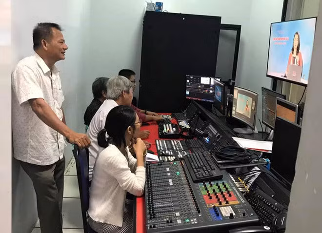 Sở GD-ĐT Đồng Nai cùng đài truyền hình tỉnh này ghi hình nội dung dạy trực tuyến. (Ảnh: Báo Thanh Niên)