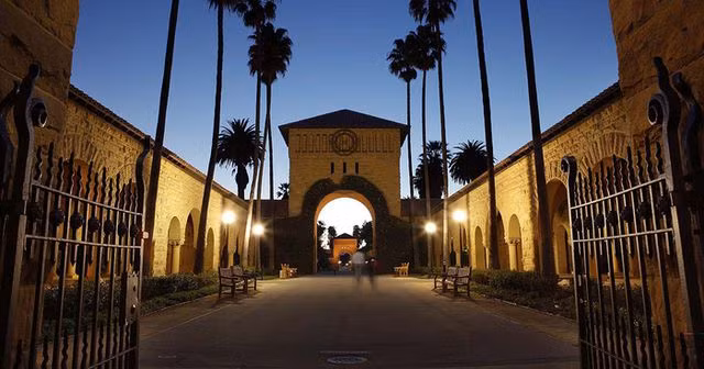 Giữ vị trí Á quân là Đại học Stanford danh tiếng.
