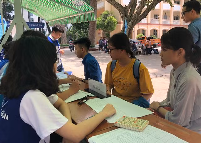 Các thí sinh nhập học vào trường ĐH Sài Gòn sáng 12/8.