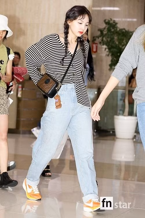 Quần jeans suông là item rất quen thuộc của Nayeon. Món đồ này giúp nữ idol nhỏ bé nhìn có da có thịt hơn.