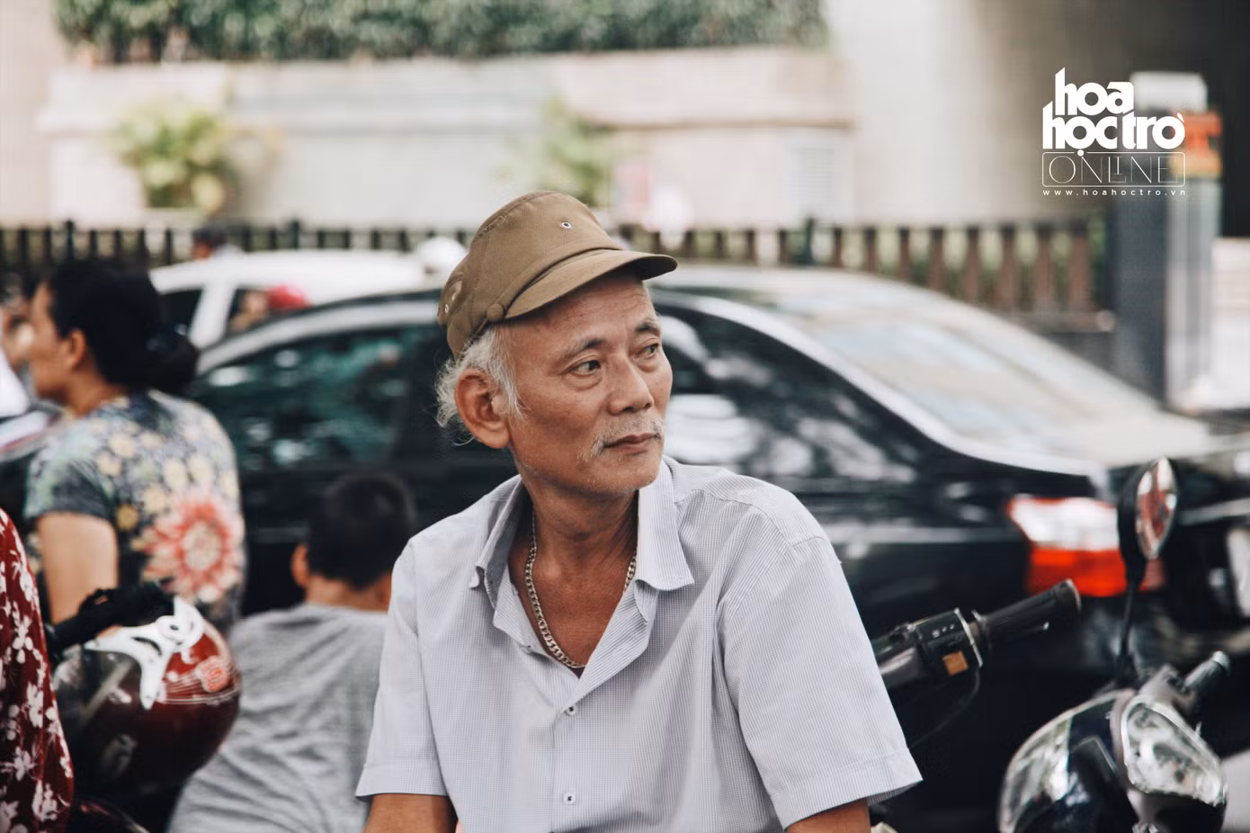 Những hình ảnh xúc động trong mùa thi: “Con cứ yên tâm, có cha mẹ ở đây rồi!” ảnh 4 Những hình ảnh xúc động trong mùa thi: “Con cứ yên tâm, có cha mẹ ở đây rồi!” ảnh 4