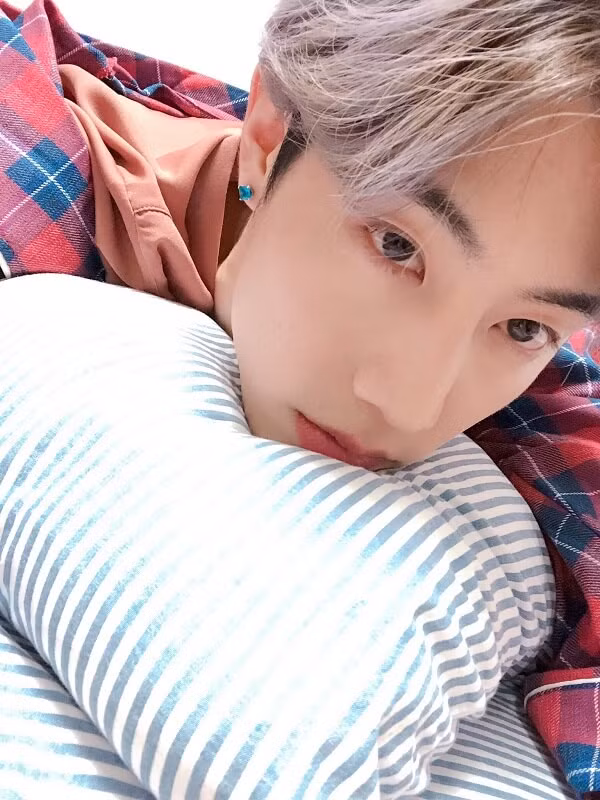 Những idol ngoại quốc khiến K-Pop fan ngạc nhiên vì viết tiếng Hàn quá đẹp! ảnh 1