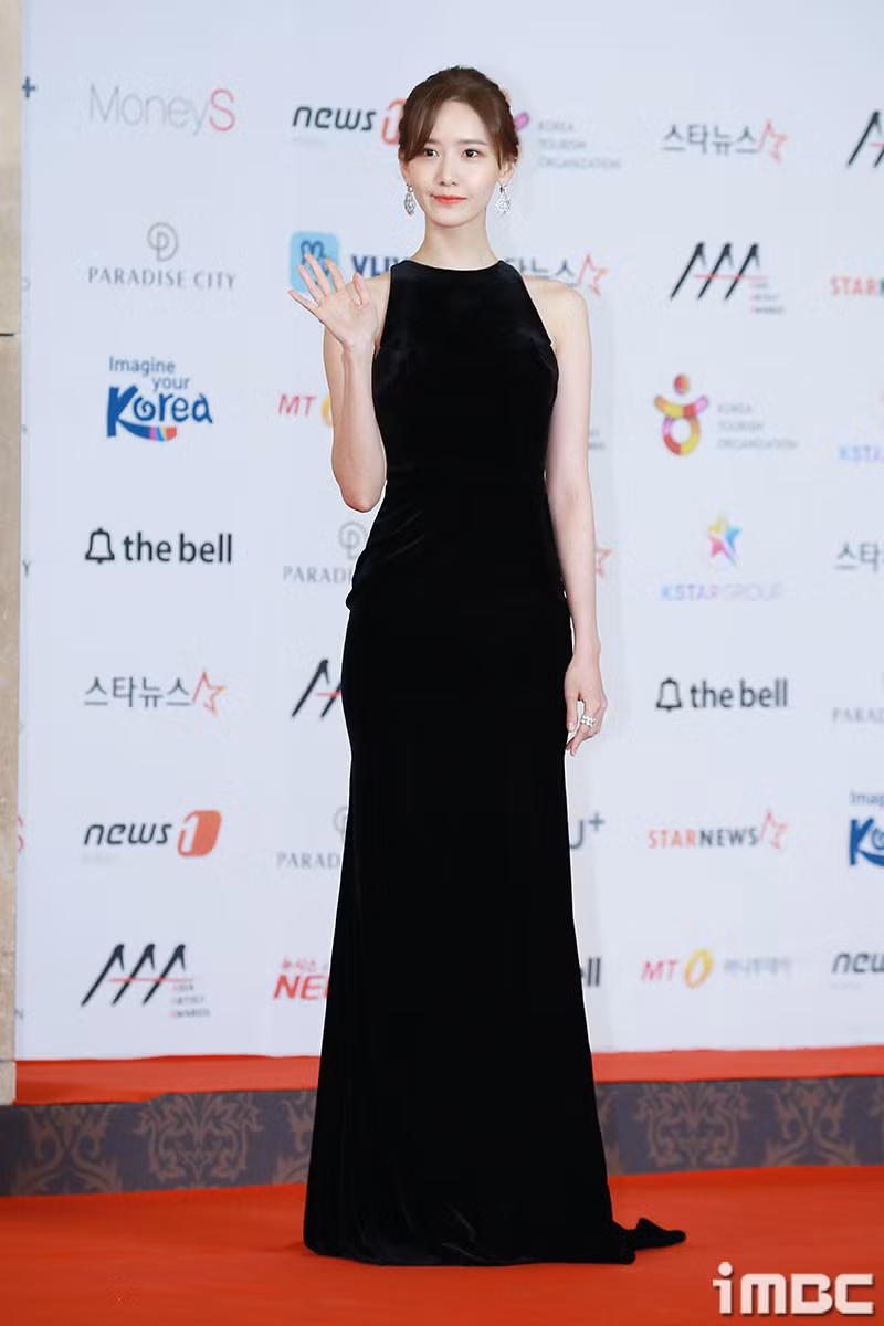 Trong khi Suzy chọn trang phục và trang điểm đều nhẹ nhàng trẻ trung, thì Yoona lại đi theo hình tượng sang trọng.