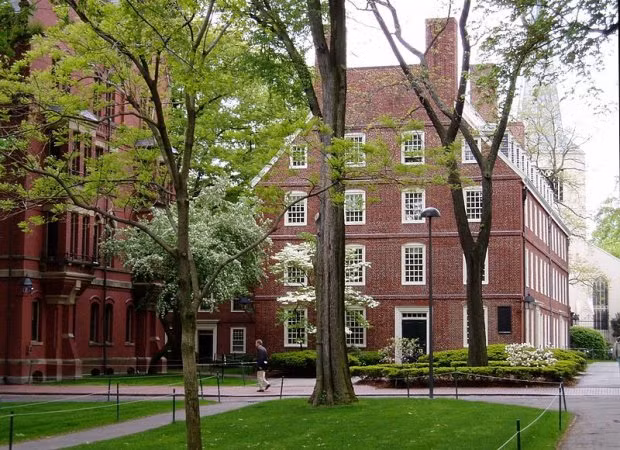 Khuôn viên trường Đại học Harvard, một trong những trường đại học danh giá nhất thế giới.