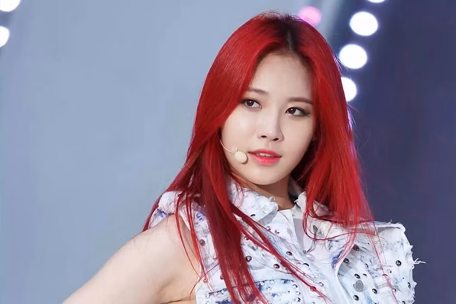 Yura (Girl’s Day) cũng rất hợp với tóc màu đỏ, càng tôn nước da trắng sứ của cô nàng hơn rất nhiều, khiến Yura xinh xắn như một cô búp bê vậy.