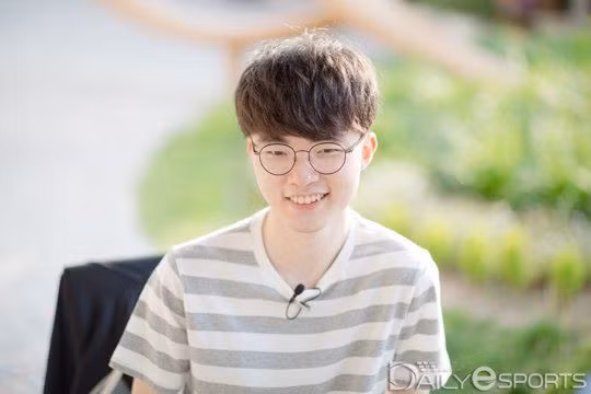 9X có tính cách hướng nội và cuộc sống không gì khác ngoài game. Ảnh: Pinterest, Twitter, Daily eSports.