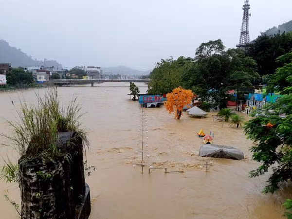 Mực nước sông Lô dâng cao, nhiều tuyến đường ở TP Hà Giang bị ngập, gây ách tắc giao thông. (Ảnh: Báo Hà Giang)