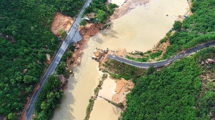 Một đoạn đường bị cơn bão Usagi thổi bay. Ảnh: Tri Nguyen/CamRanhPhoto