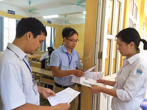 Thí sinh được đối chiếu, kiểm tra thông tin trước khi bước vào phòng thi.&nbsp;