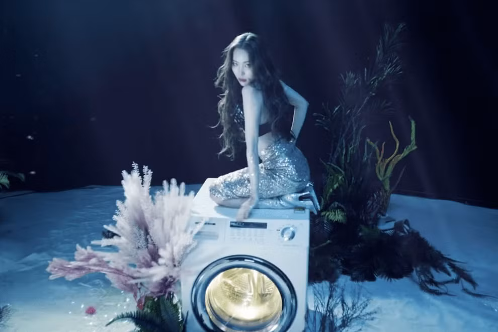 Siren: Mỹ nhân ngư “gây ám ảnh” nhất từ trước đến nay. Cô nàng có điệu bộ kì cục nhưng vẫn thu hút một cách ma mị.