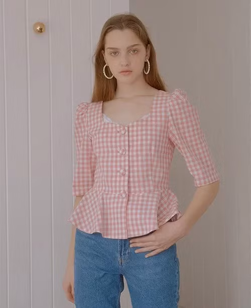 Chiếc áo Wendy diện có tên Alice Heart Neck Blouse, đến từ thương hiệu Vocavaca. Mức giá khá bình dân 168.000 won (hơn 3 triệu đồng) giúp sản phẩm được nhiều ngôi sao yêu thích. 