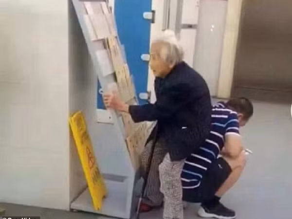 Hình ảnh con trai cúi rạp người để dùng lưng làm ghế cho mẹ ngồi nghỉ ngơi khiến nhiều người thán phục.