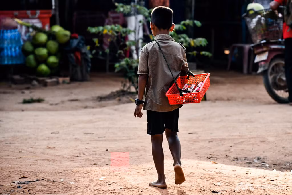 UNICEF Campuchia khuyến cáo du khách đến nước này không nên cho trẻ em bán rong tiền hay mua đồ từ chúng.