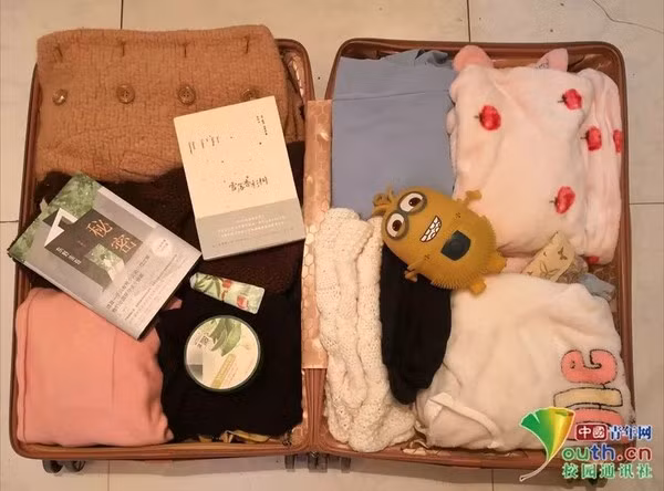 Nữ sinh này mang kem dưỡng da và gel lô hội về tặng mẹ vì mẹ mình bị khô tay vào mùa Đông.
