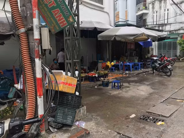 Nhiều tiểu thương cùng hàng quán ăn uống vẫn hoạt động cạnh khu vực xảy ra vụ cháy Nhà máy Rạng Đông. Ảnh: Trần Thanh.