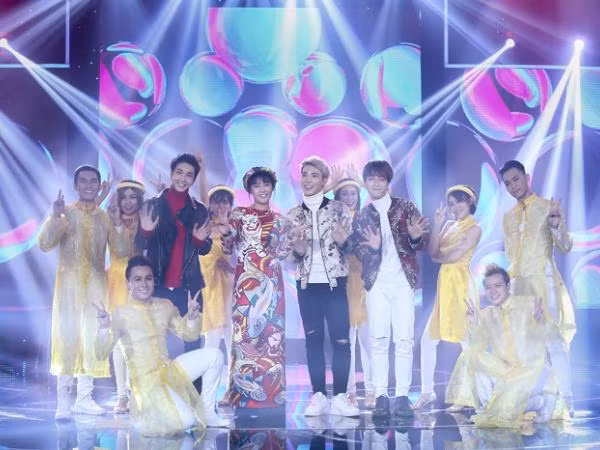 Monstar - Văn Mai Hương diện đồ rực rỡ, rủ nhau song ca nhạc Tết ảnh 1