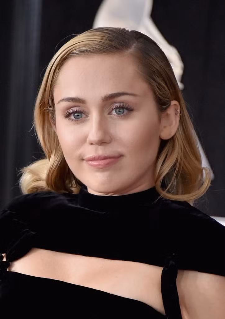 Ông chủ D&amp;G thẳng thừng tuyên bố Miley Cyrus là kẻ ngớ ngẩn.