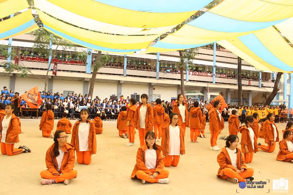 Trời nắng như đổ lửa cũng không làm bạn ngại ngùng các trò chơi hoạt động