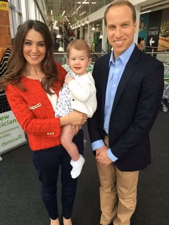 Charlotte chụp ảnh cùng một người giống Hoàng tử William và một người giống Công nương Kate.