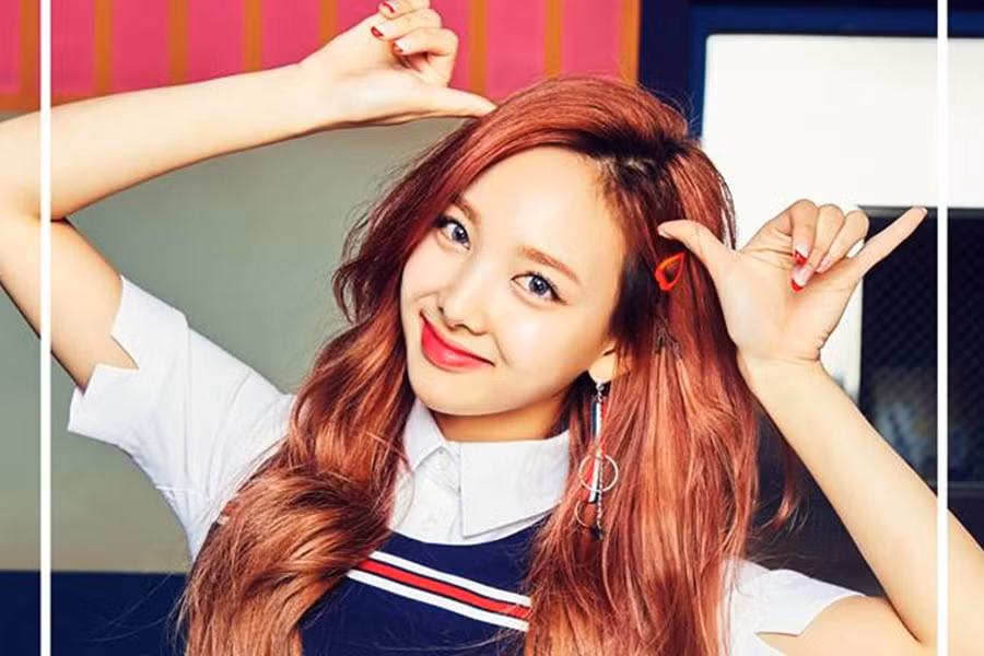 Nayeon (TWICE) đã trải qua rất nhiều màu tóc nhuộm khác nhau, nhưng ấn tượng nhất hẳn là mái tóc đỏ khi cô quảng bá ca khúc Signal năm 2017. Màu tóc đỏ ấm áp thực sự ăn ý với khuôn mặt lúc nào cũng tươi tắn của Nayeon, giúp cô như tỏa nắng.