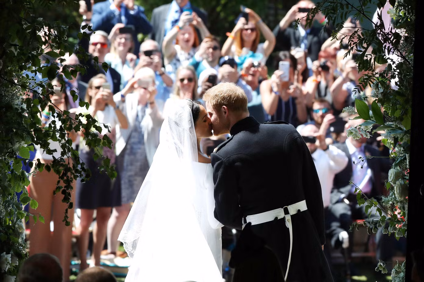 Khoảnh khắc Harry - Meghan trao nhau nụ hôn trước cửa nhà nguyện, được Danny Lawson chụp lại.