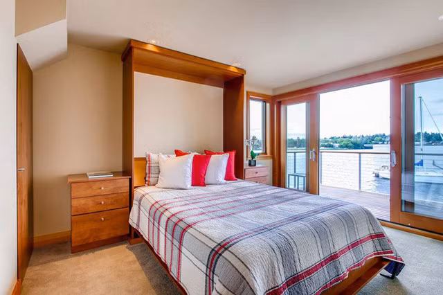 Trong nhà có tới 3 phòng ngủ thiết kế đơn giản nhưng có các ban công rộng, hướng thẳng ra hồ nước.