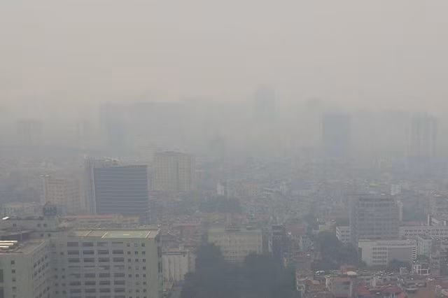 Sương mù đặc quánh bầu trời Hà Nội những ngày qua.