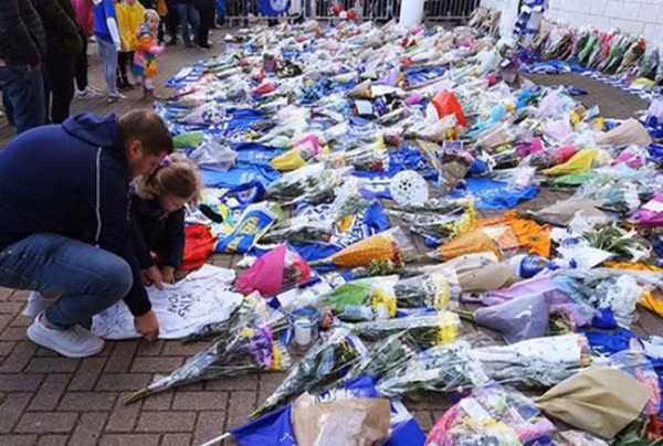 CĐV Leicester City đặt hoa và vật phẩm bên ngoài sân King Power sau khi tai nạn xảy ra.