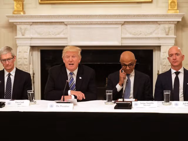 Rõ ràng khối tài sản mà Tim Cook đang sở hữu thấp hơn nhiều so với những lãnh đạo công nghệ khác như Jeff Bezos, CEO của Amazon hay Mark Zuckerberg, CEO của Facebook...