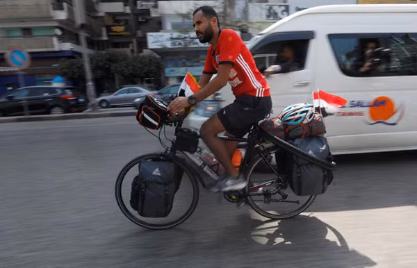Ai Cập: Đạp xe hơn 5.000 km sang Nga để cổ vũ World Cup ảnh 1